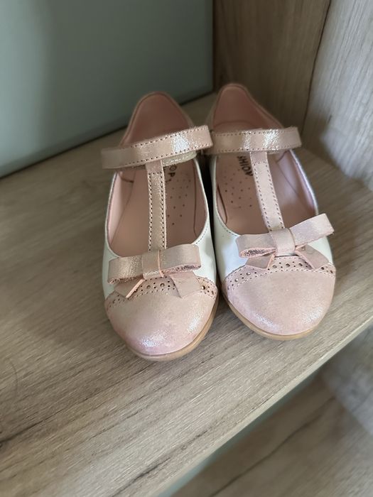 Ніжні туфельки для дівчинки
