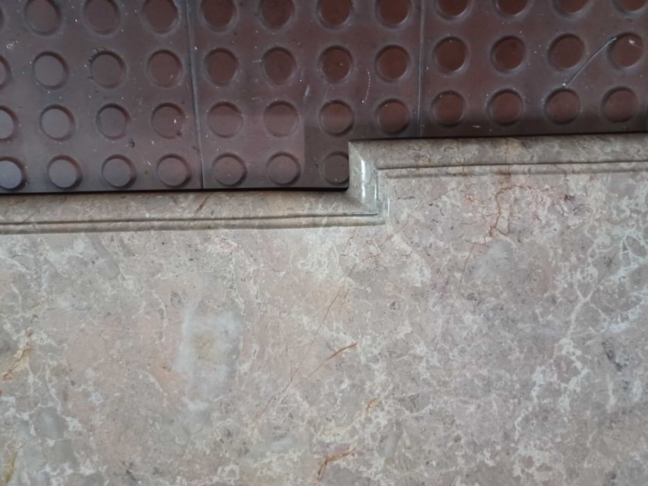 Consola em mármore e madeira