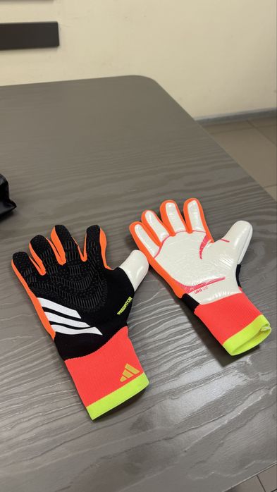 Вратарские перчатки adidas predator розміри 7,9,10