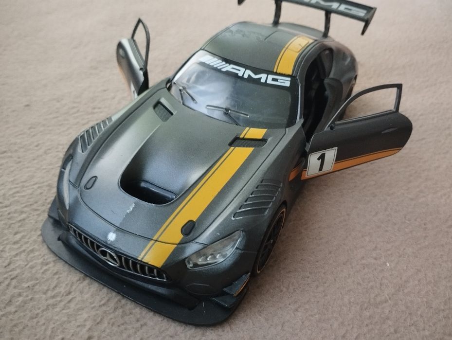 4 samochody modele 1:24