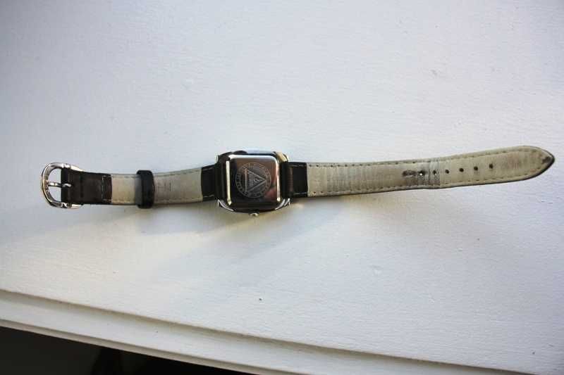 Relógio em pele com bracelete preta da GUESS