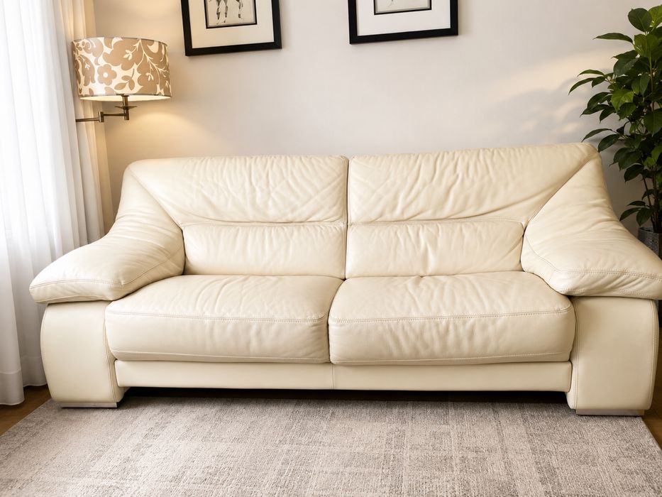Sofas em pele com pés em metal