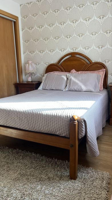 Cama com colchão e mesinhas de cabeceira