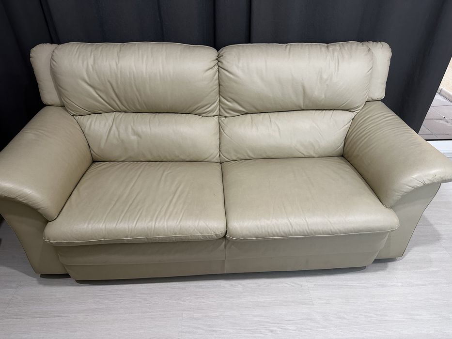 2 Sofás em pele em muito bom estado