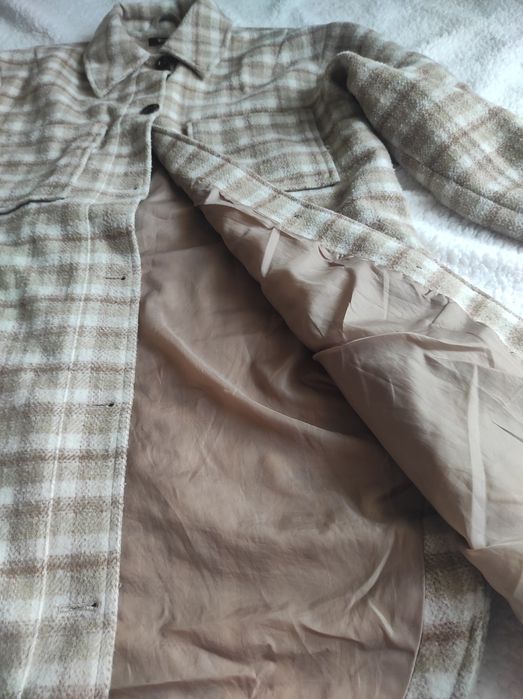 Stylowa damska koszulowa kurtka typu shacket w modną kratę.
Ciepła, wy