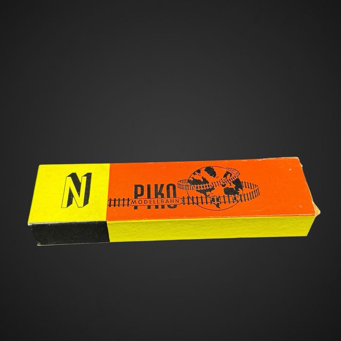 Wagon kontenerowy platforma PIKO Skala N – 3 kontenery, NRD + Pudełko J6/041345