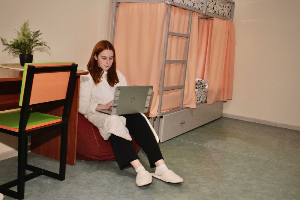 Место в комнате у метро Киев/ Дешевое жилье посуточно