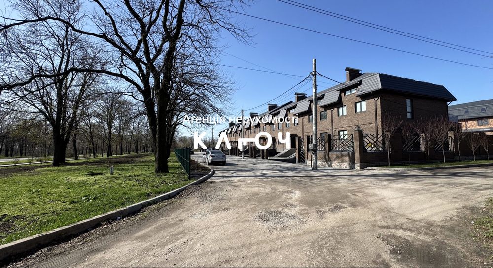 Продаж чудового таунхауса біля парку, перша лінія