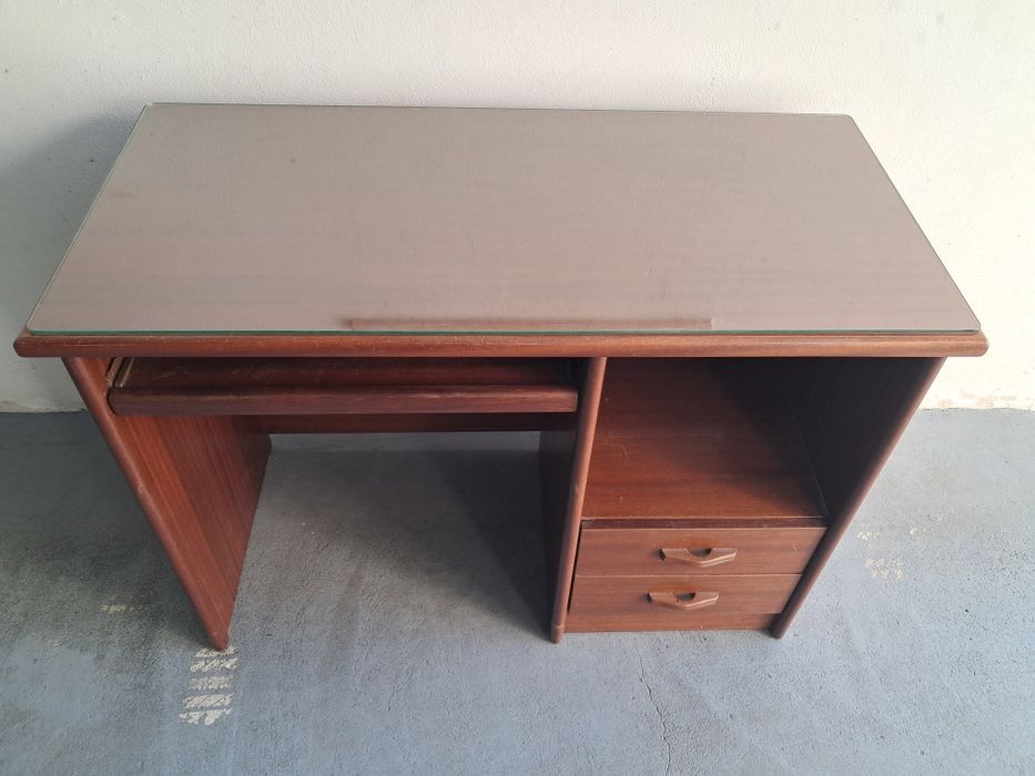 Secretária de trabalho/ computador