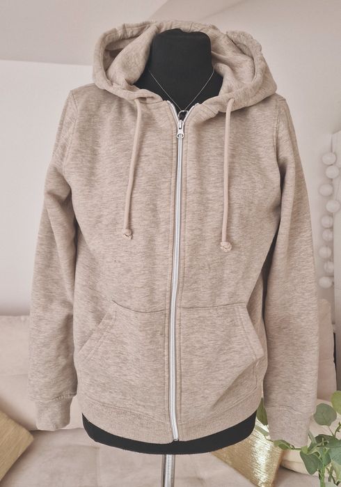 Bluza rozpinana z kapturem.