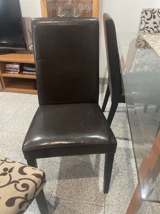Mesa de jantar e seis cadeiras