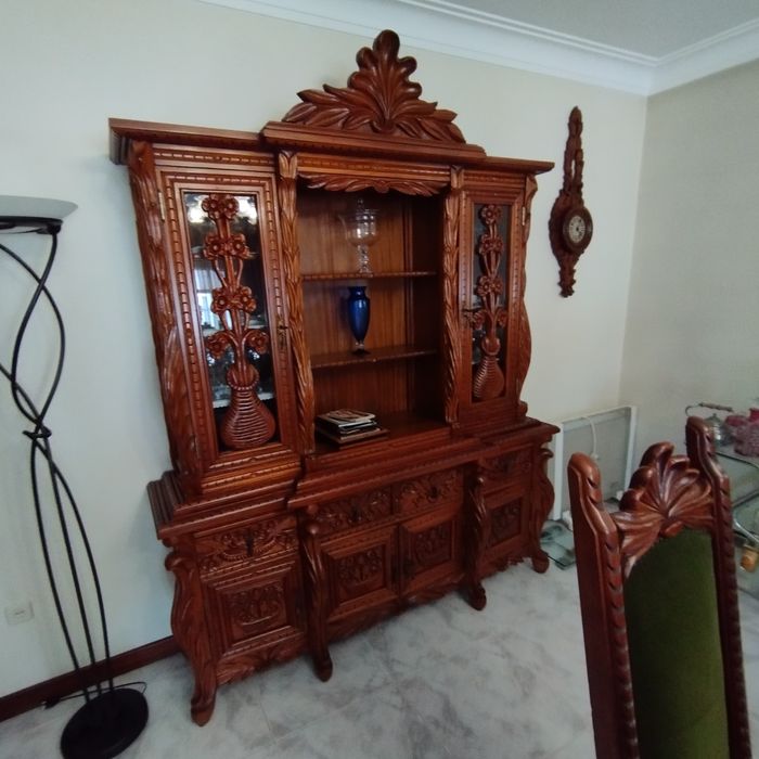 Louceiro/Cristaleira em madeira maciça trabalhada