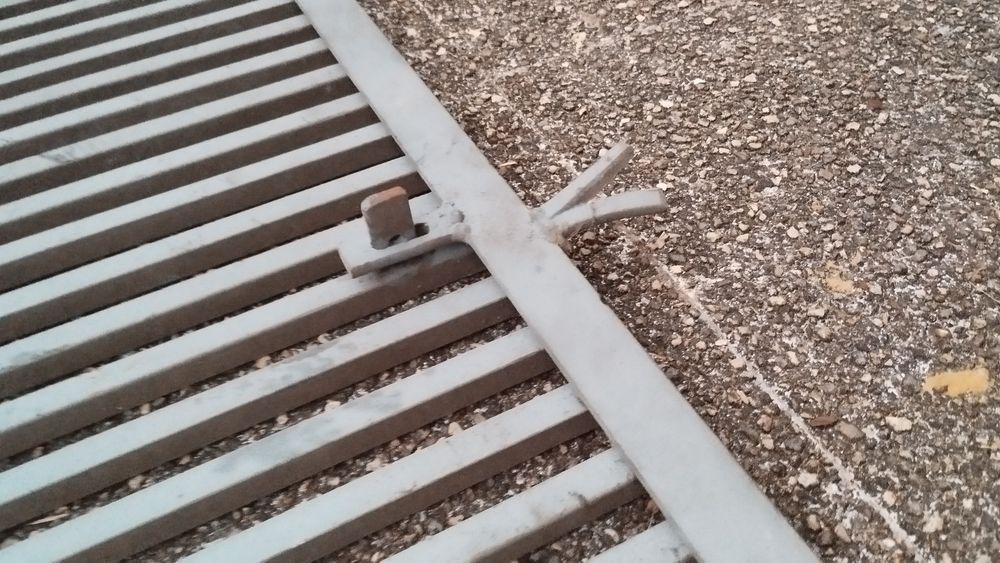 Grade em ferro com dobradiça decapada e metalizada