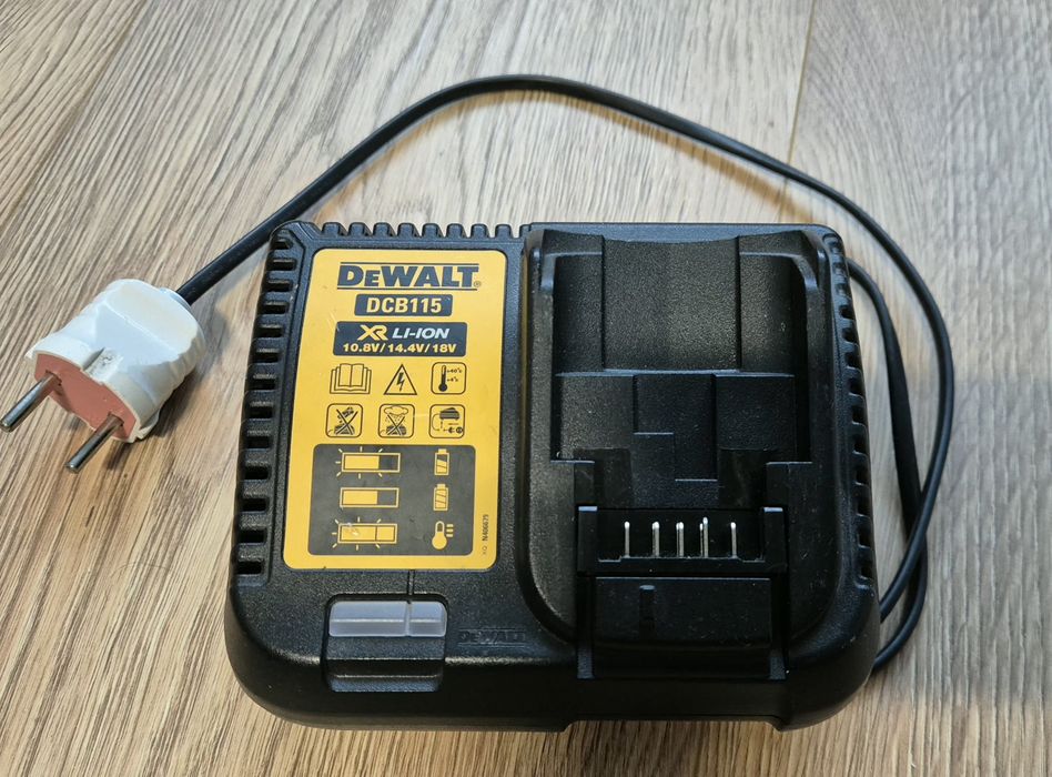 Шуруповерт Dewalt DCD791 в  комплекті з АКБ і зарядним