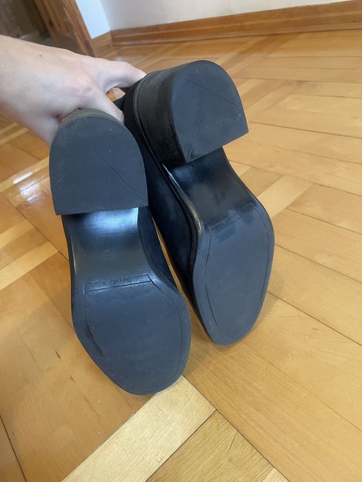 Botki na słupku czarne Bershka