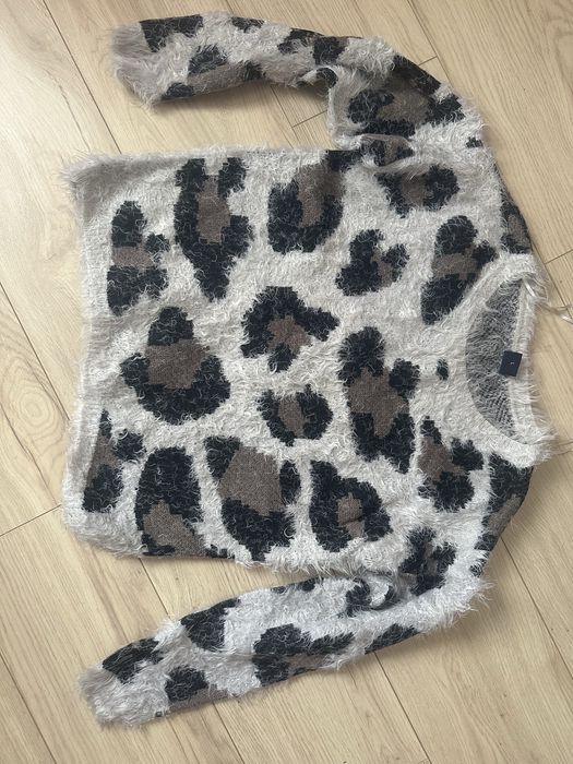 Всі светри по 200 грн