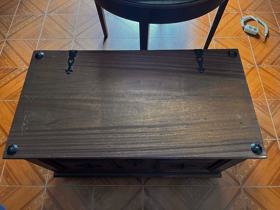 Arca/Baú de madeira maciça com detalhes em ferro