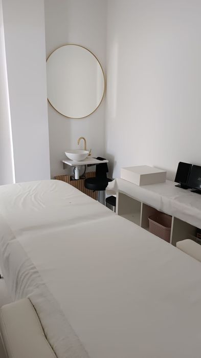 Aluga se cadeira de cabelereiro e mesa de manicur urgente