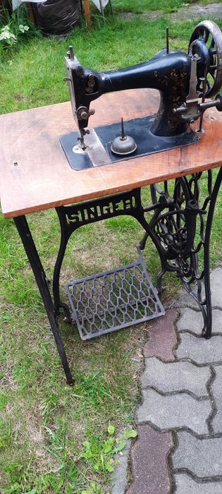 Stara maszyna Singer i stolik