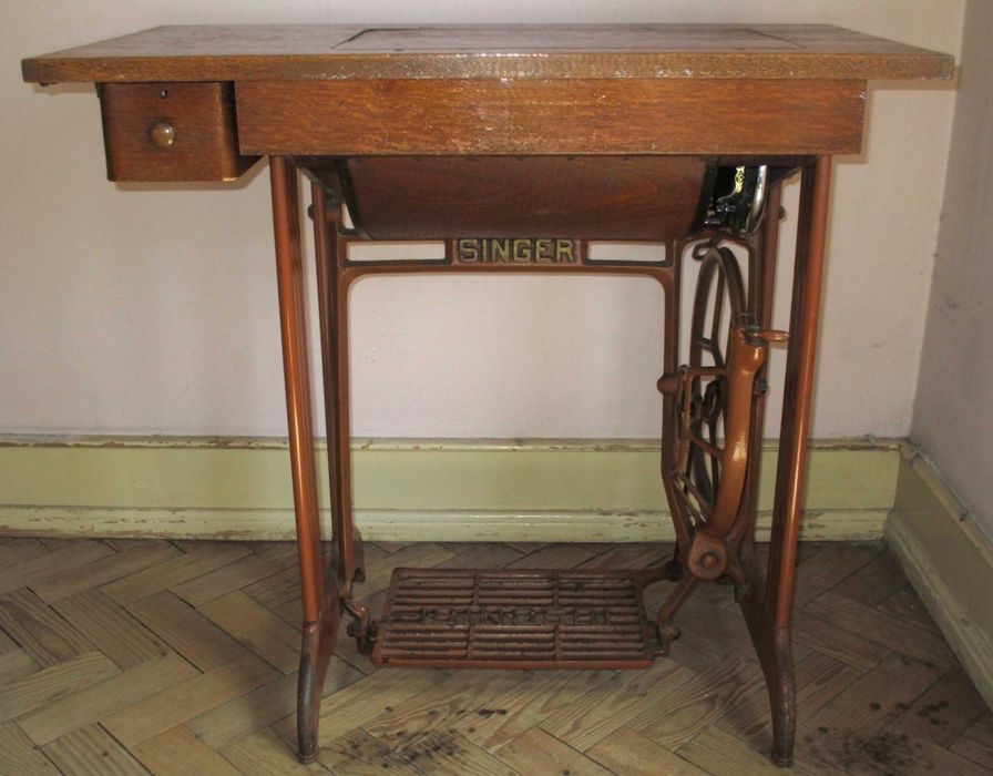 Máquina de Costura Singer 15K Com Móvel de Pedal com Acessórios