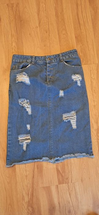Śliczna jeansowa spódnica z dziurami stylowa r. S