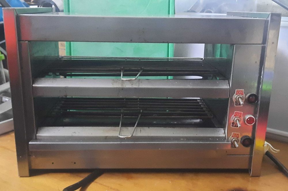 Torradeira profissional com dois níveis de funcionamento