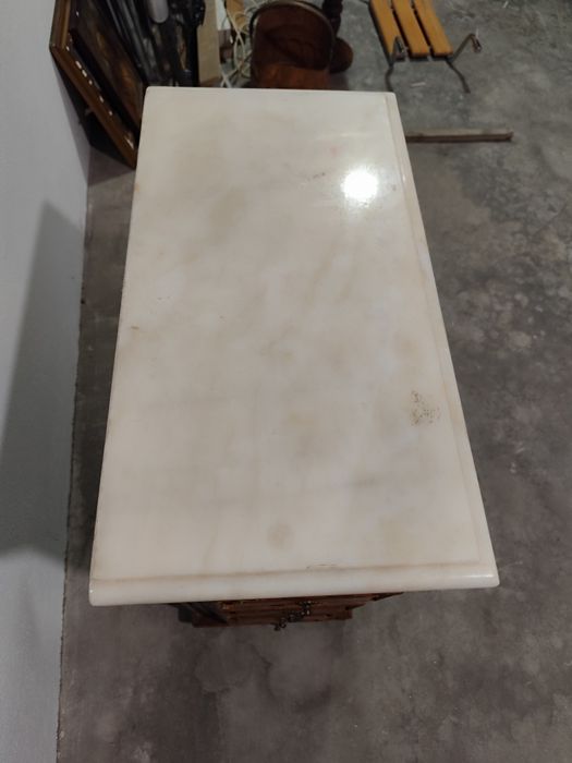 Móvel com pedra mármore