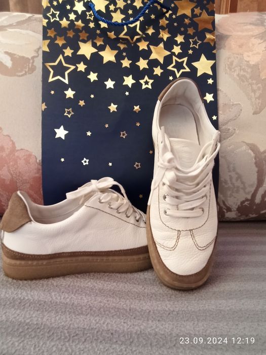 Кроссовки женские