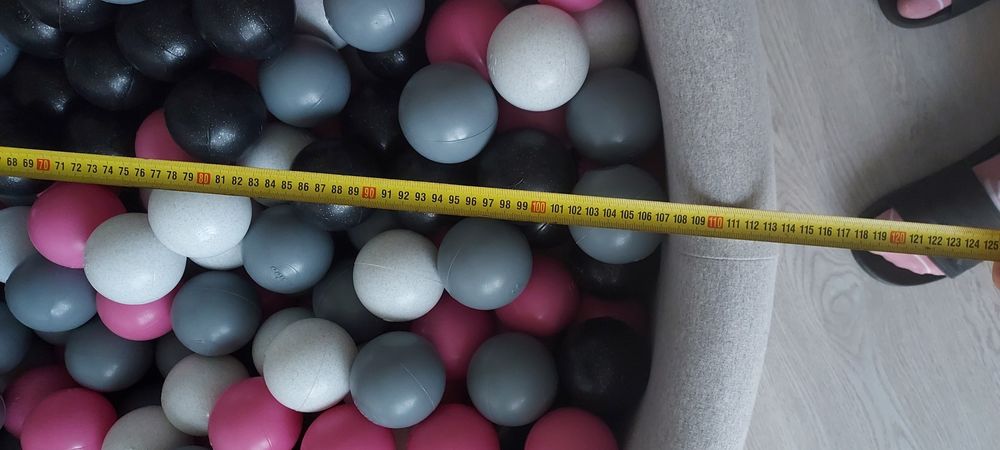 Suchy basen z piłkami