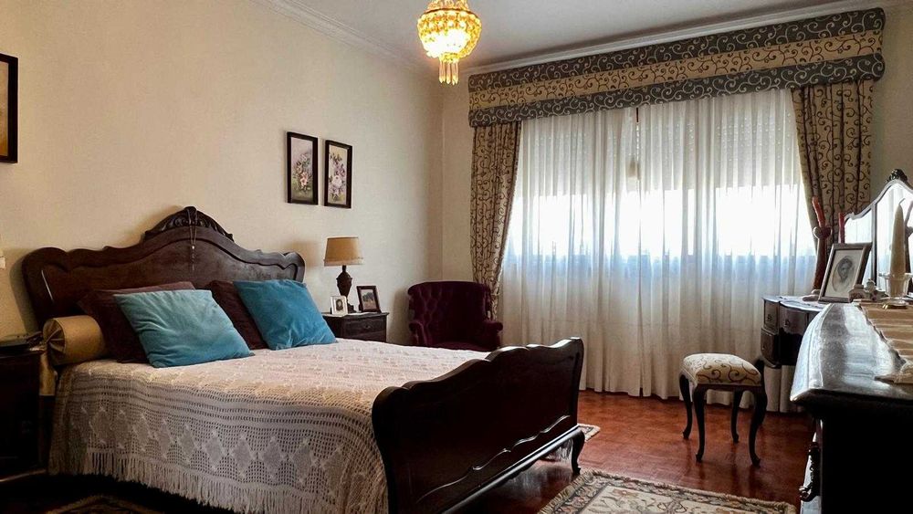 Mobiliário de quarto composto por Cama de casal, 2 mesas de cabeceira, armário roupeiro e cómoda