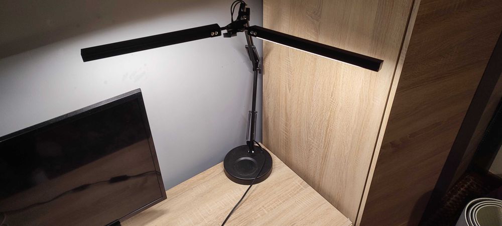 Lampa biurkowa w kolorze czarnym