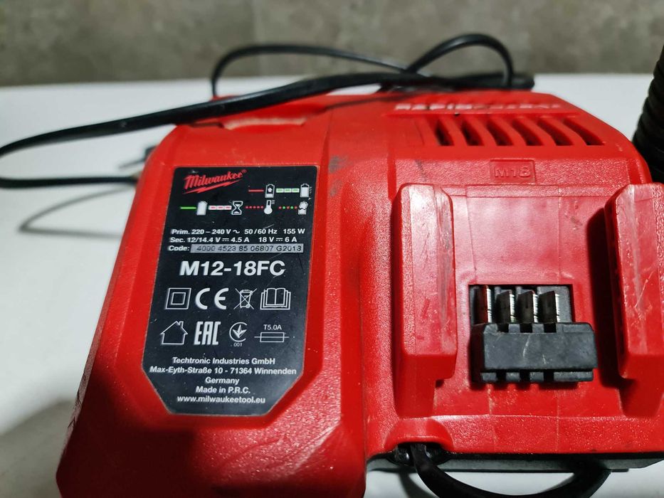 Laser Milwaukee + fita métrica digital.