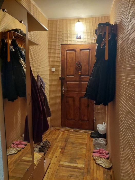 Продам великогабаритну 4-и кімнатну квартиру по вулиці Державності.