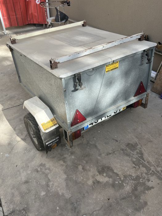 Reboque versátil com tampa rigida