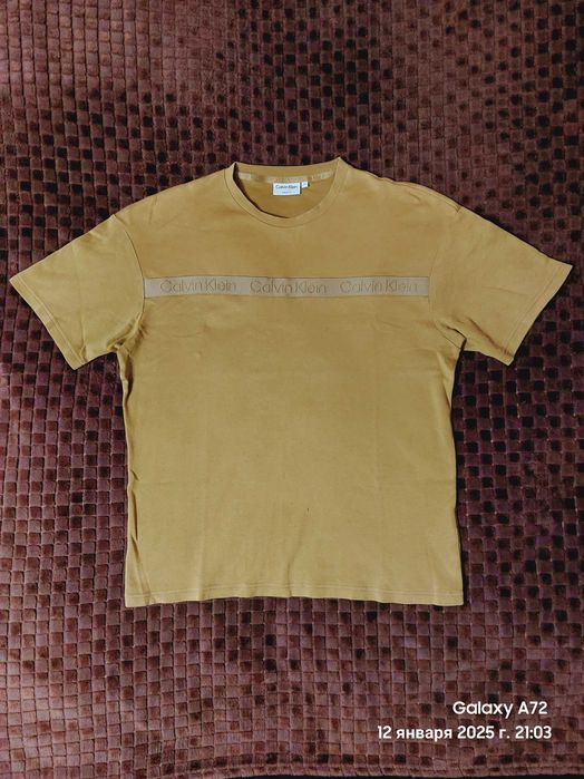 Продам футболку «CALVIN KLEIN» горчичного цвета.