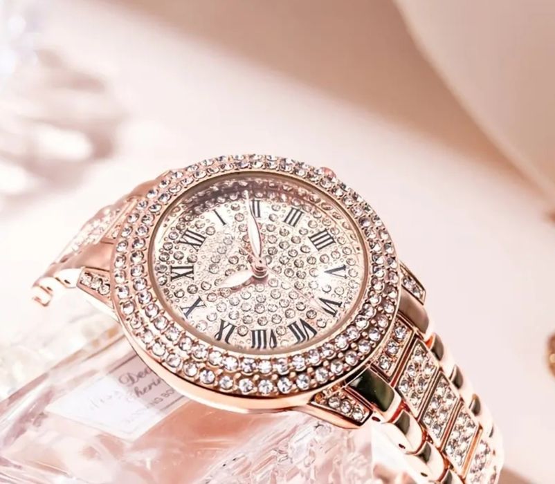 Zegarek w kolorze złotym z cyrkoniami