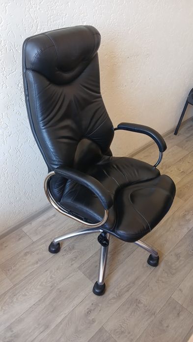 Шкіряне офісне крісло