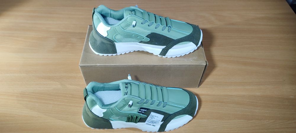 Sapatilhas de Homem. N. 43. Novas.