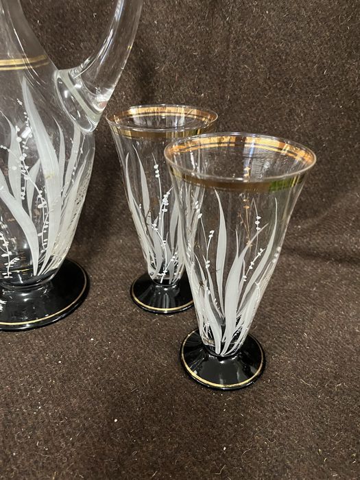 Jarra antiga com copos