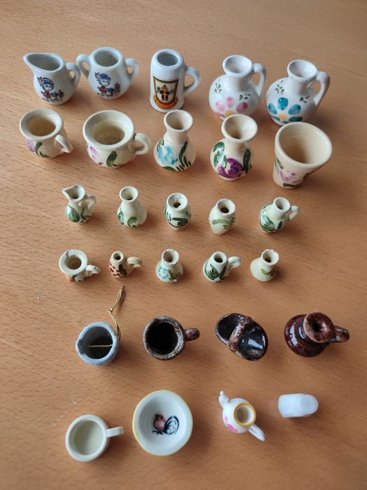 Conjunto de loiça em miniatura.