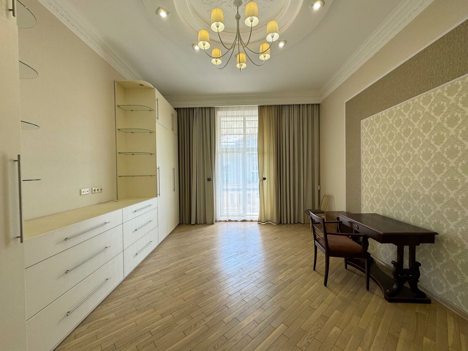 Продаж 3 кім. квартири вул. І. Франка - історичний центр Львова