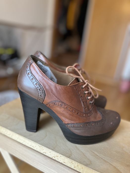 Botins em pele castanhos