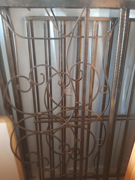 Cama e mesas de cabeceira em ferro