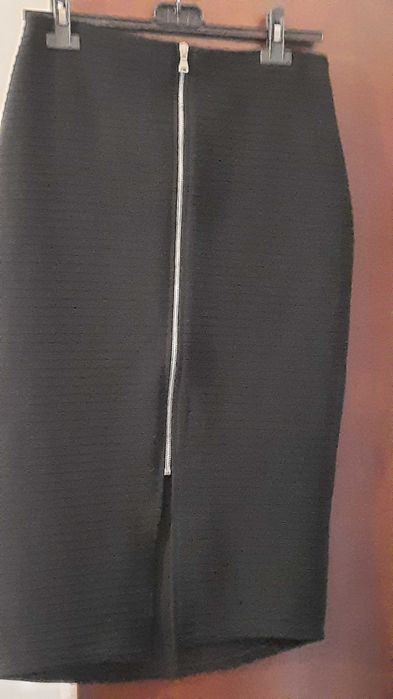 Saia preta com fecho frontal
