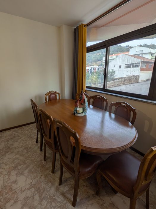 Mesa de jantar oval + 8 cadeiras estofadas, estilo clássico