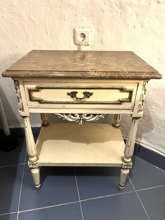 Mesa de cabeceira antiga