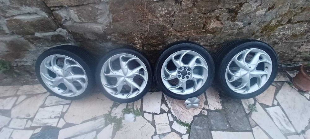 Vendo 4 rodas com 2 pneus bons