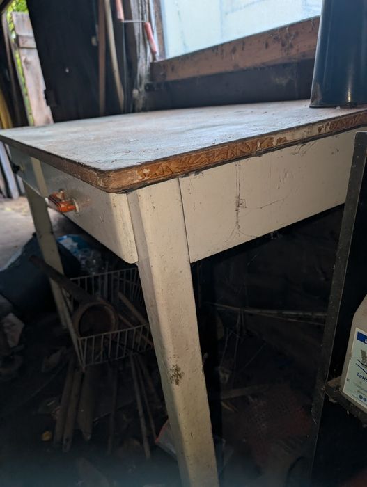 Stary stół do renowacji