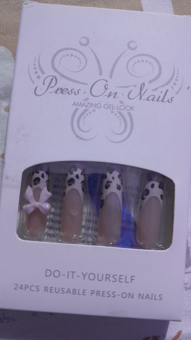 Нігті накладні .