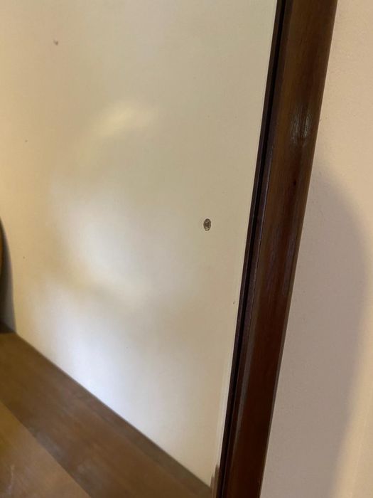 Espelho com moldura de madeira maciça